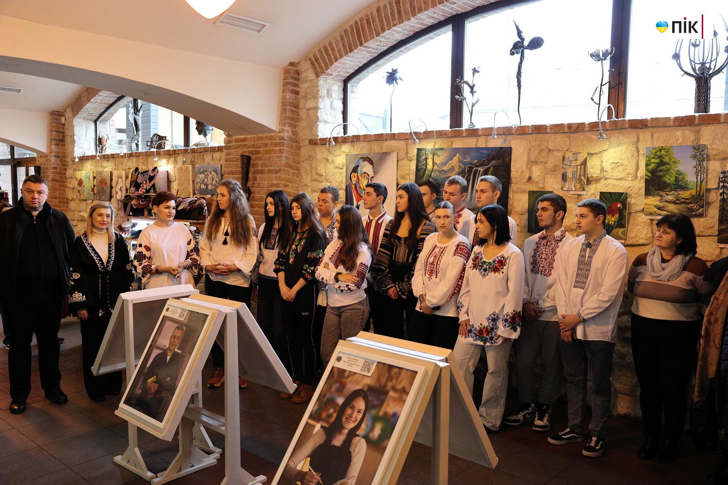 Люди Прикарпаття: фотовиставка «Моє майбутнє - майбутнє України» (ФОТО) 3 IMG 2001 2