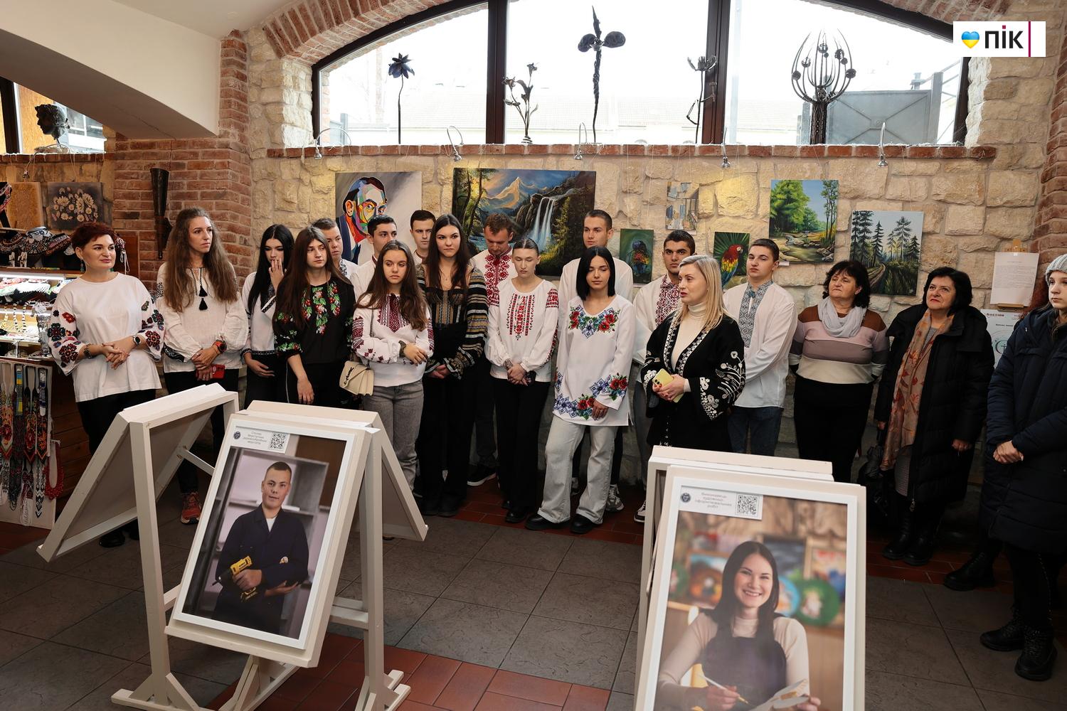 Люди Прикарпаття: фотовиставка «Моє майбутнє - майбутнє України» (ФОТО) 14 IMG 2076 2