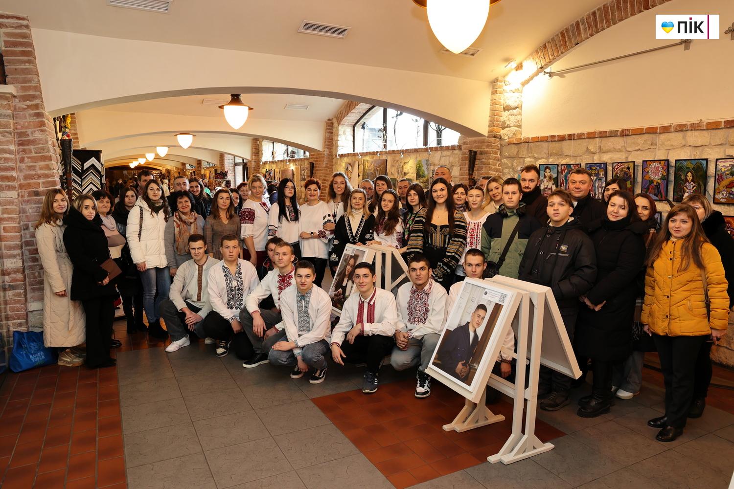 Люди Прикарпаття: фотовиставка «Моє майбутнє - майбутнє України» (ФОТО) 13 IMG 2214 2