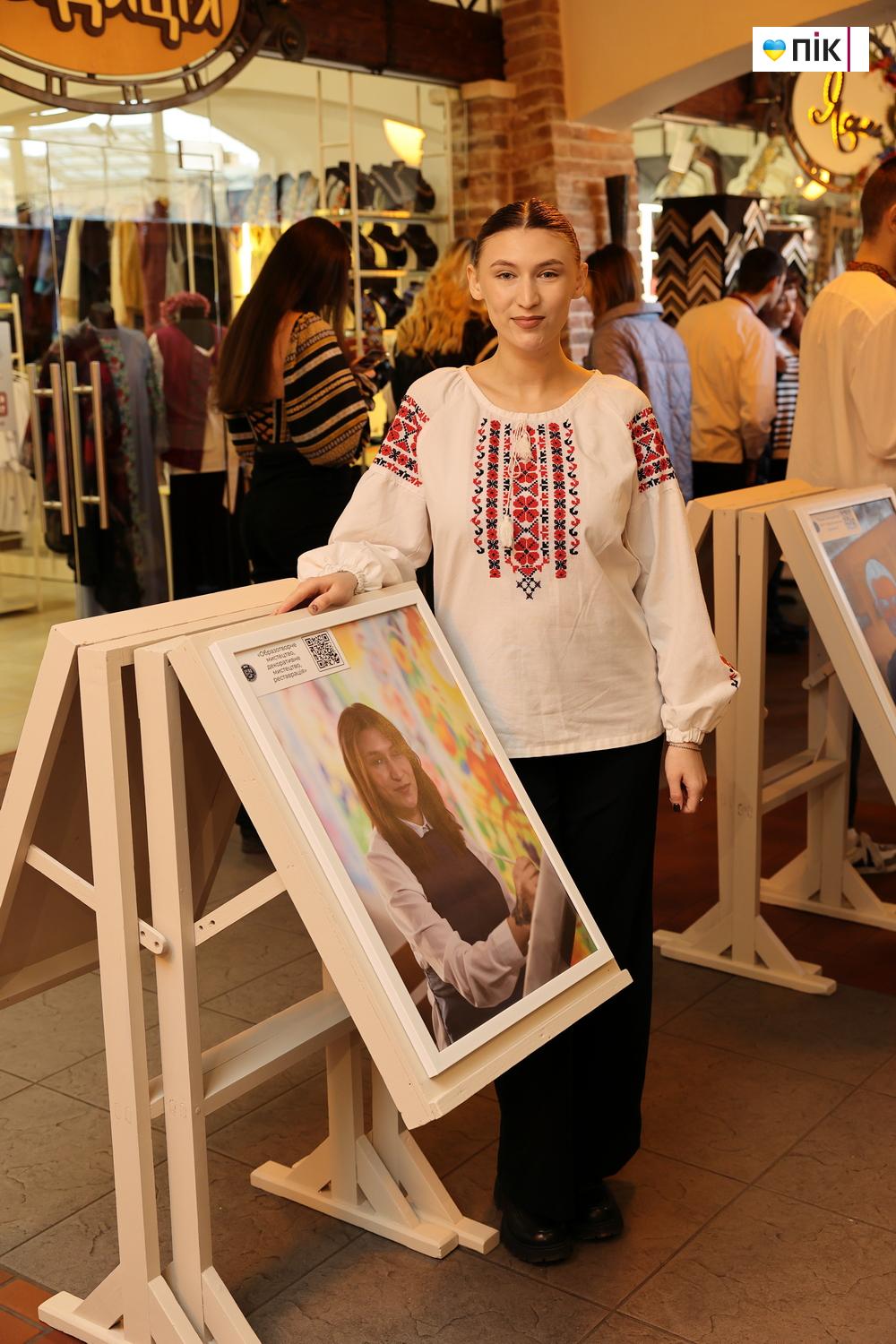 Люди Прикарпаття: фотовиставка «Моє майбутнє - майбутнє України» (ФОТО) 15 IMG 2219 2