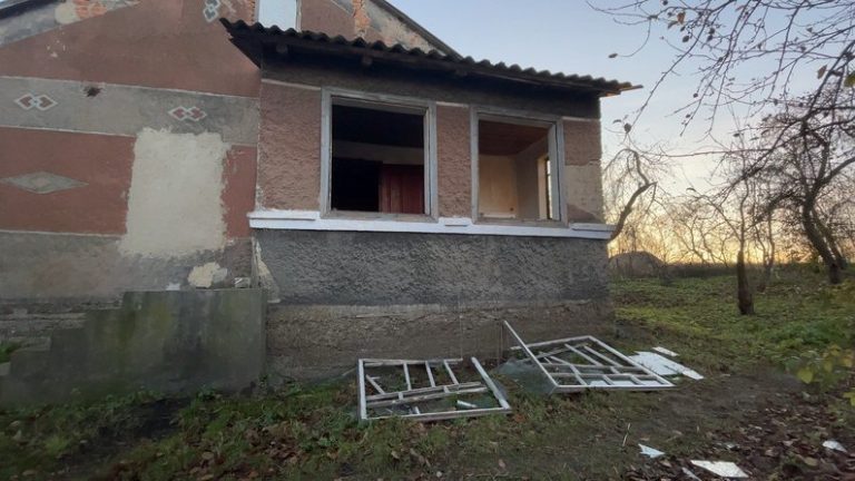 В селі на Франківщині через атаку росіян повибивало вікна у восьми будинках (ФОТО) 9 В селі на Франківщині через атаку росіян повибивало вікна у восьми будинках (ФОТО)