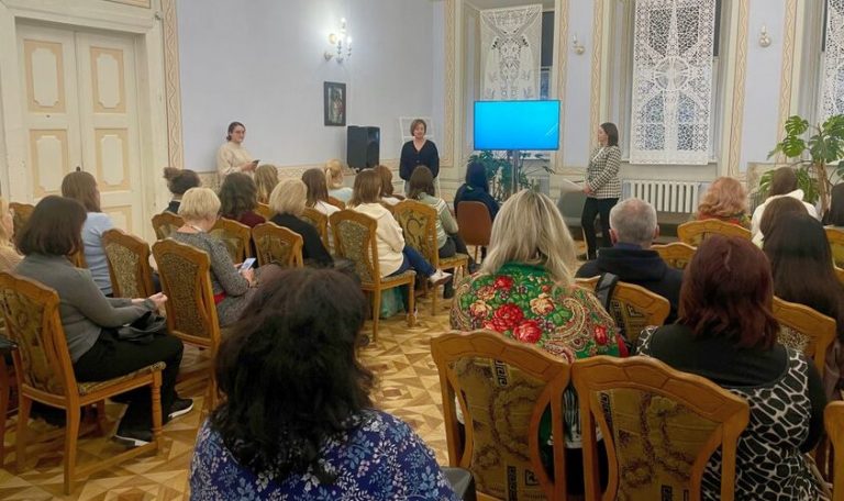 У Львові вчителям провели лекцію про народну лайку та ненормативну лексику