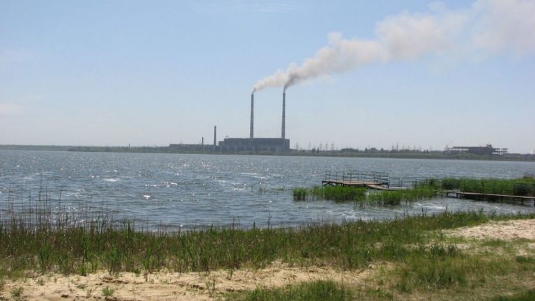 Навколо йдуть бої: на Курахівському водосховищі зруйнували дамбу