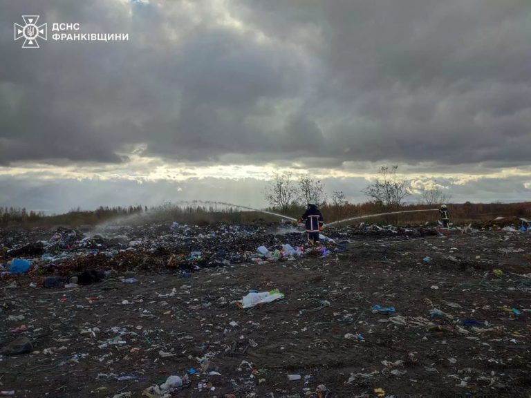 На Прикарпатті горіло сміттєзвалище (ФОТО) 7 photo 5274214505594870357 w
