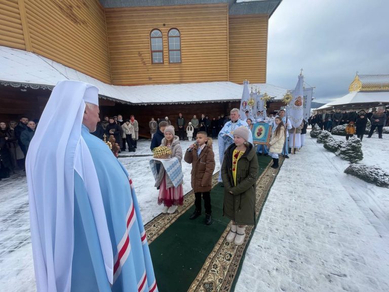 Митрополит Володимир в другий день Різдвяних свят очолив Літургію у Перегінському (ФОТО) 2 Митрополит Володимир в другий день Різдвяних свят очолив Літургію у Перегінському (ФОТО)