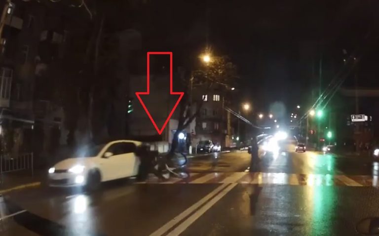 У Франківську автівка збила велосипедиста на переході (ВІДЕО) 1 22222311