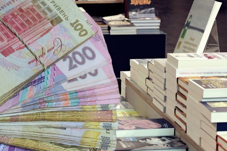 3419088 usi ukrayintsi otrimayut po 900 griven na pridbannya knizhok prezident pidpisav zakon