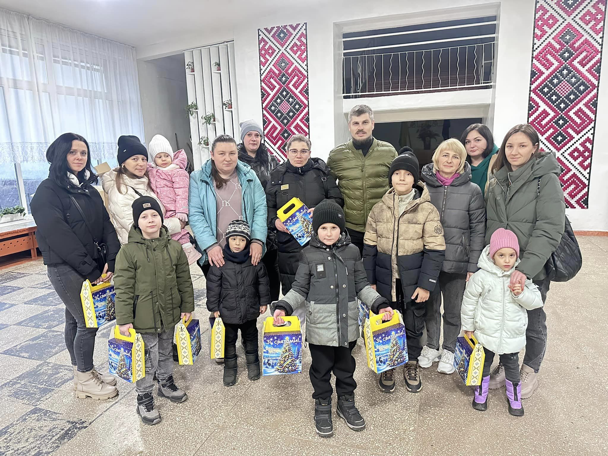 У Бурштині до свята Миколая дітям військових передали подарунки (ФОТО)