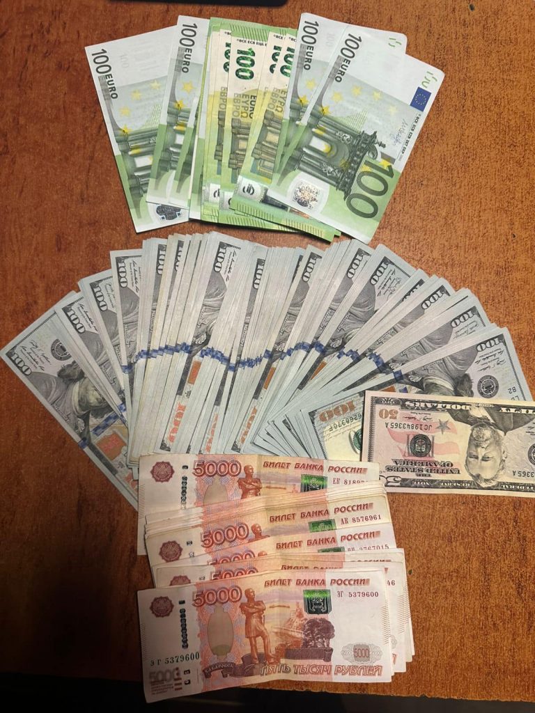 Іноземець намагався ввезти в Україну російські рублі та іншу валюту (ФОТО) 10 469352194 879102421042894 4888271365588355197 n