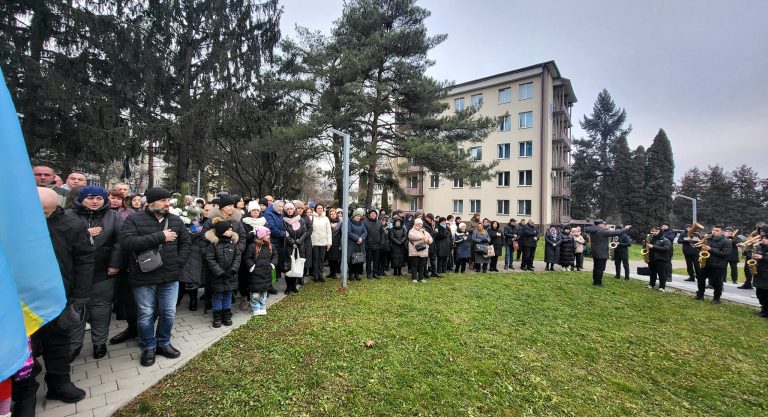 Пам'ять про полеглих захисників: у Бурштині відкрили Меморіал героям (ФОТО) 3 469480643 901686118817269 6435105487635872207 n