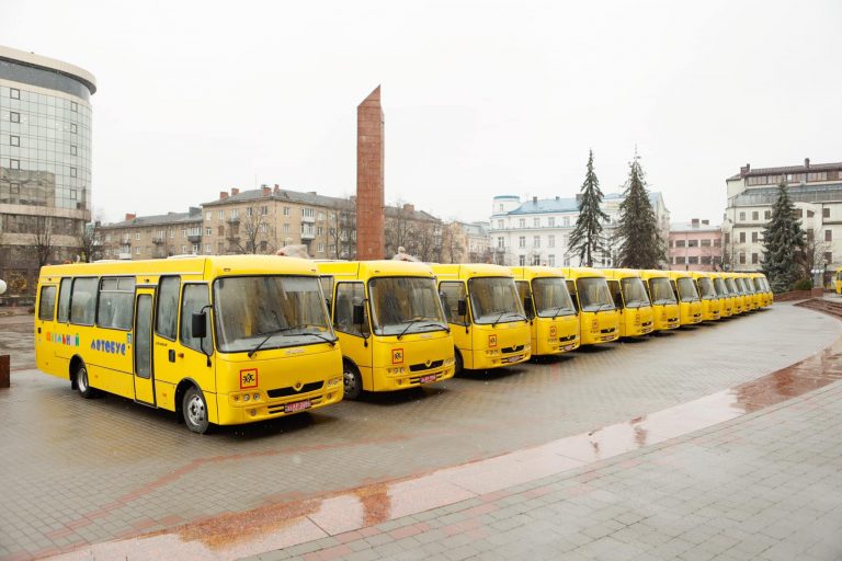 На Прикарпатті не усім громадам передають шкільні автобуси: знову обділили Надвірнянську 12 На Прикарпатті не усім громадам передають шкільні автобуси: знову обділили Надвірнянську