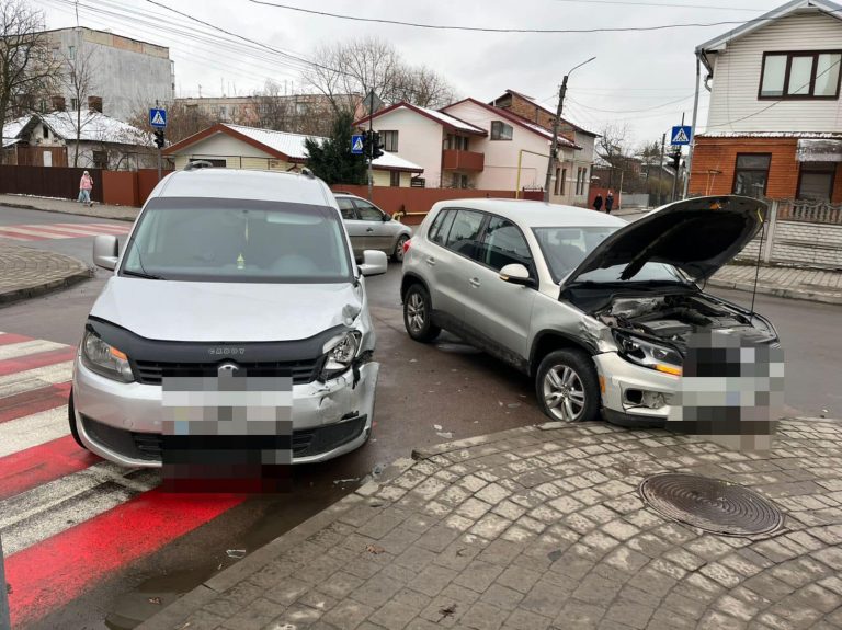 У Коломиї зіткнулися два Фольцвагени: які наслідки ДТП (ФОТО)