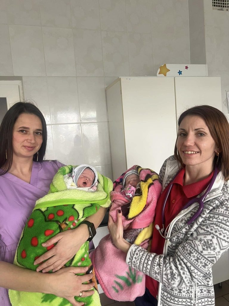 У багатодітного подружжя з Калуша народилися близнята Яна та Єва (ФОТО) 1 У багатодітного подружжя з Калуша народилися близнята Яна та Єва (ФОТО)