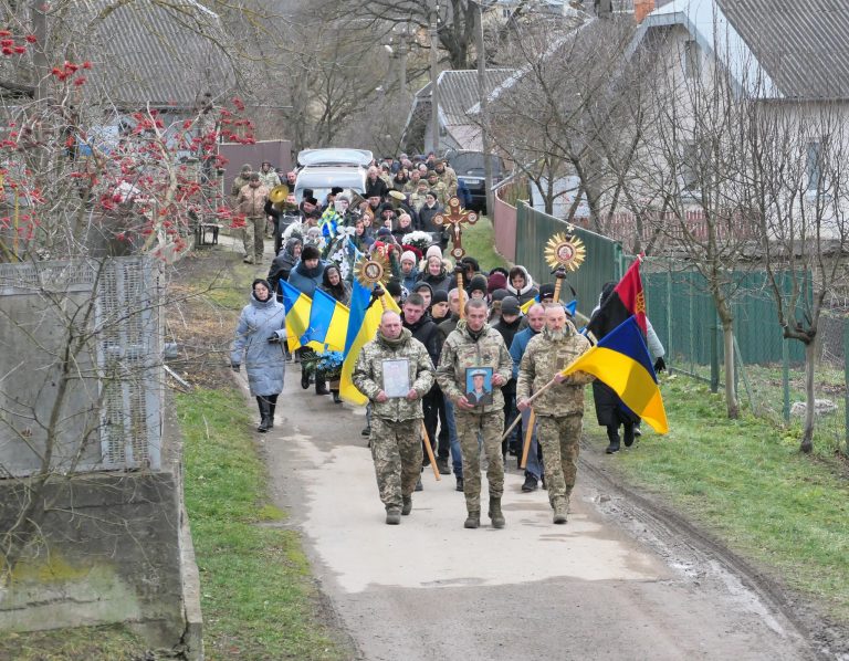 На Прикарпатті провели в останню путь мужнього воїна (ФОТО) 1 470586128 1150694563728751 3044843155414283652 n
