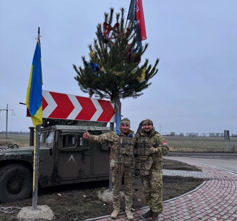 Українські військові встановили новорічну ялинку на Курщині (ФОТО) 3 Українські військові встановили новорічну ялинку на Курщині (ФОТО)