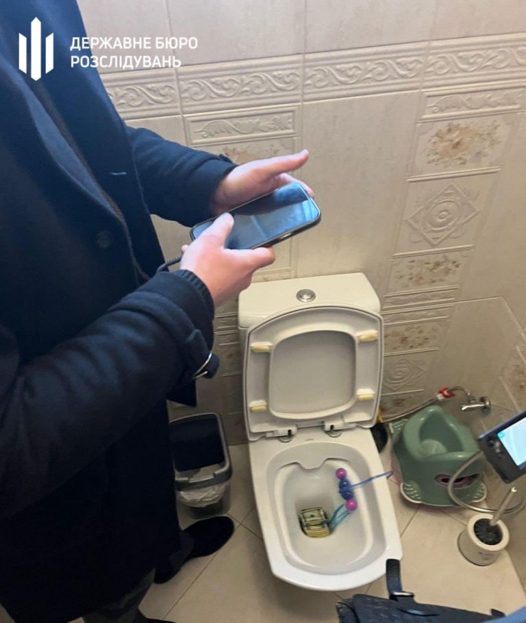 Суд обрав запобіжний захід депутату Львівської облради, який хотів змити гроші в унітаз (ФОТО)