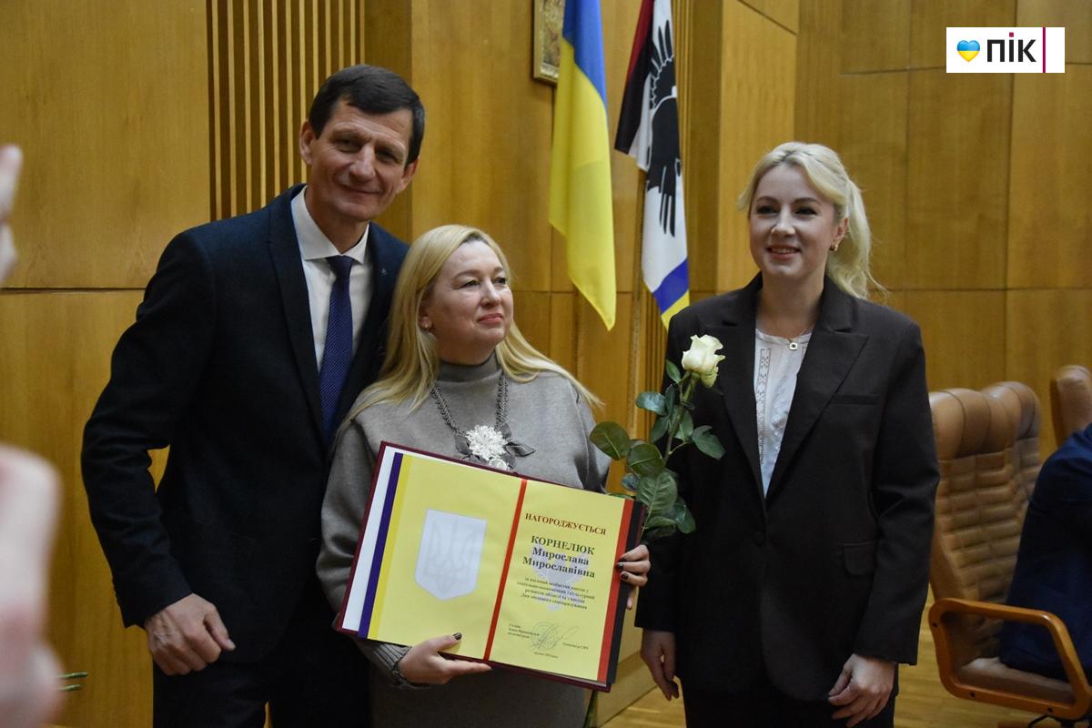 На сесії Франківської облради урочисто відзначили військових, волонтерів та депутатів (ФОТОРЕПОРТАЖ) 27 DSC 0701