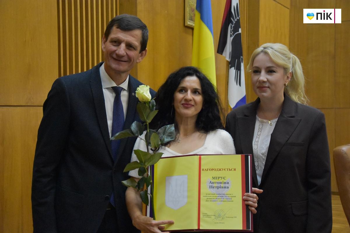 На сесії Франківської облради урочисто відзначили військових, волонтерів та депутатів (ФОТОРЕПОРТАЖ) 28 DSC 0707