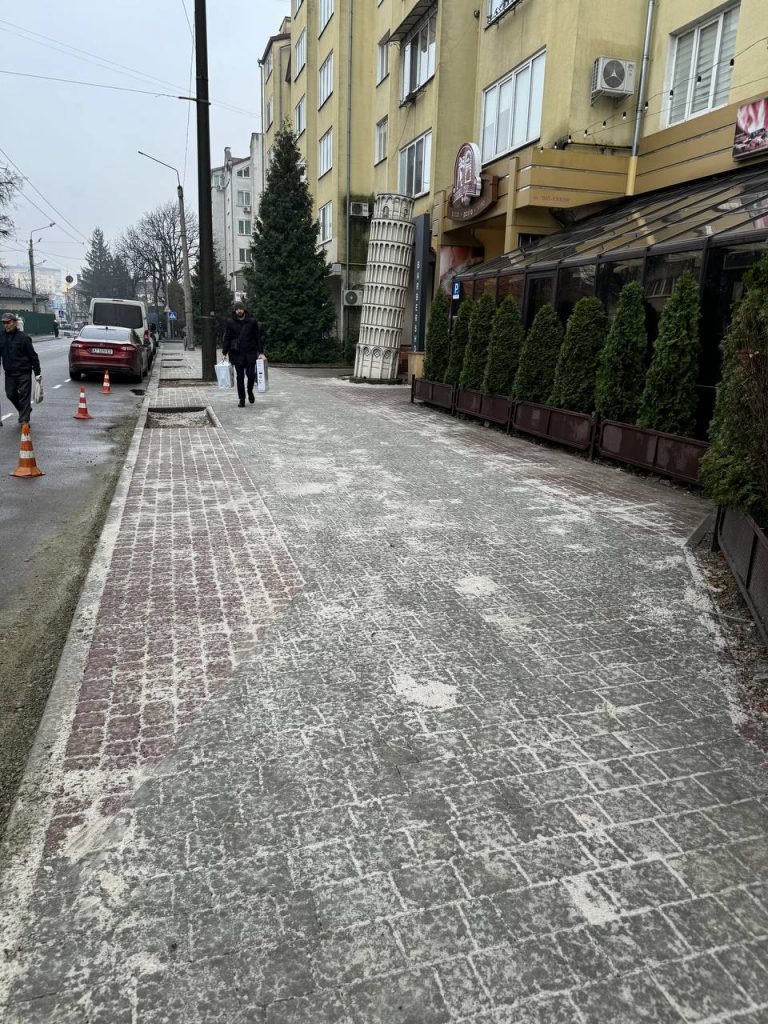 У Франківську розширили тротуар біля піцерії «Віва Італія» (ФОТО) 4 IMG 20241204 071209 957
