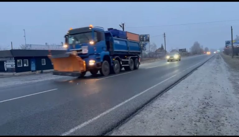 На дорогах державного значення Івано-Франківщини працює спецтехніка 11 Screenshot 2024 12 24 09 25 10 485 edit com.facebook.katana