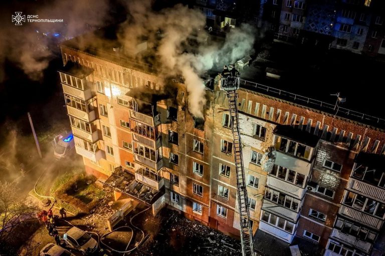 Вночі росіяни завдали удару по Тернополю: є загиблий та поранені (ФОТО) 8 photo 2024 12 02 07 29 30