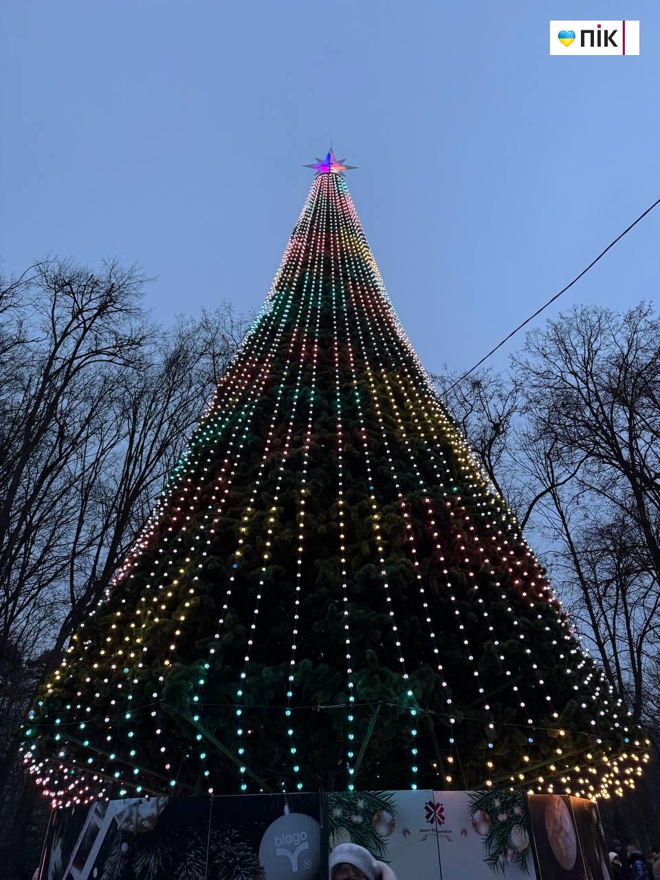У Франківську засяяла головна новорічна ялинка (ФОТО) 1 photo 2024 12 06 16 24 15