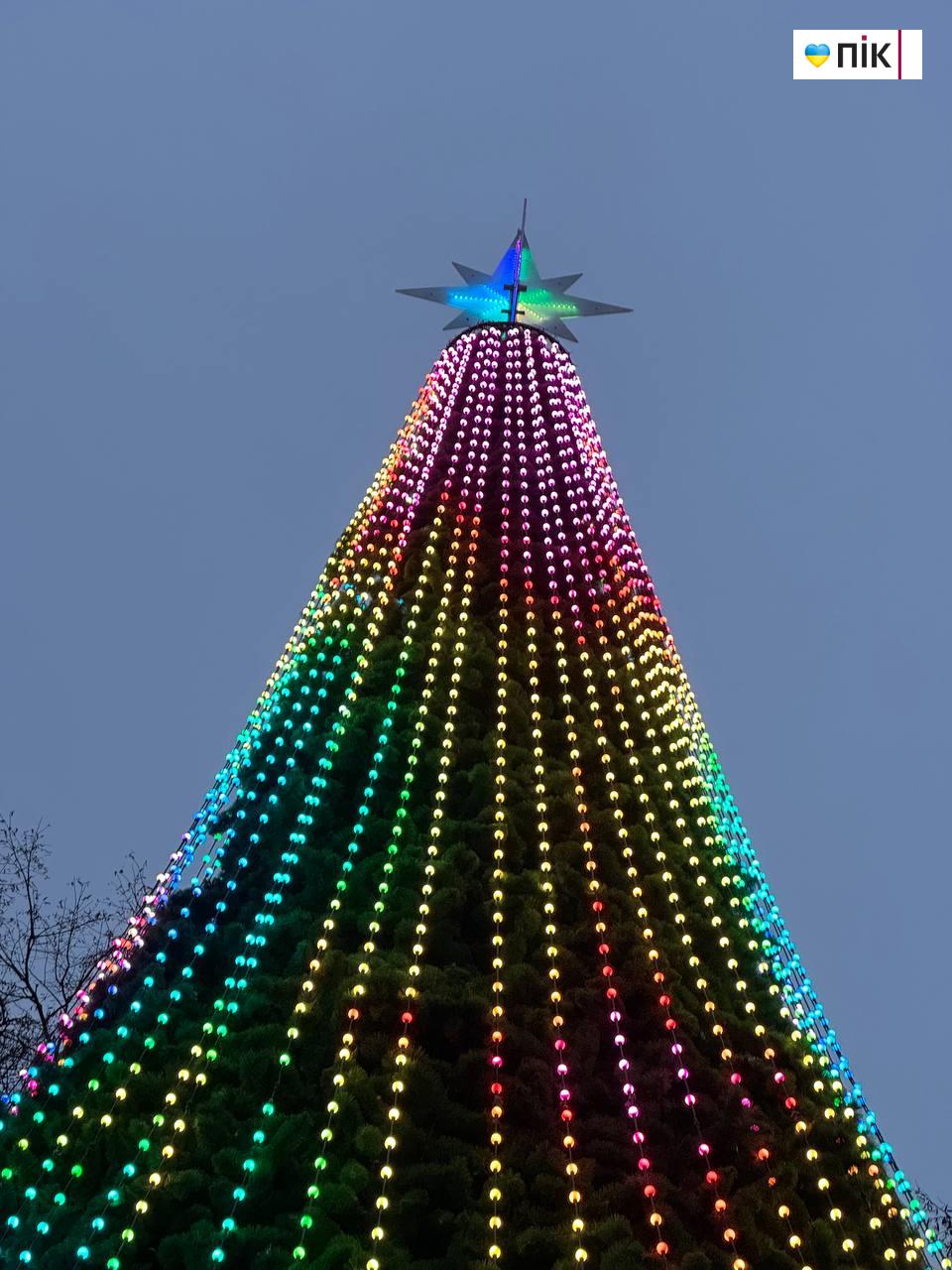 У Франківську засяяла головна новорічна ялинка (ФОТО) 2 photo 2024 12 06 16 24 17 2