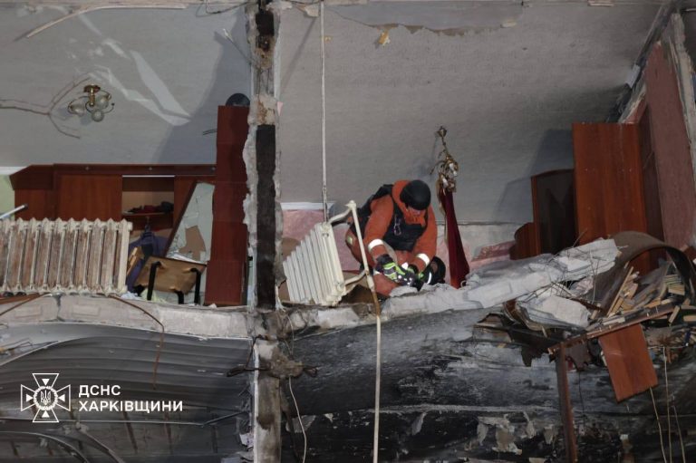 У Харкові ворожий дрон влучив у багатоповерхівку: є постраждалі (ФОТО) 5 photo 2024 12 20 23 58 50