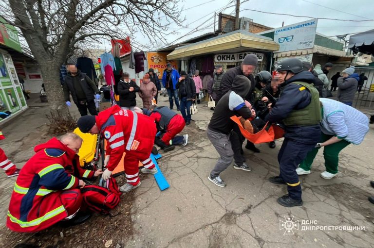 росіяни вдарили по центральному ринку у Нікополі: є поранені (ФОТО) 10 photo 2024 12 26 10 53 45