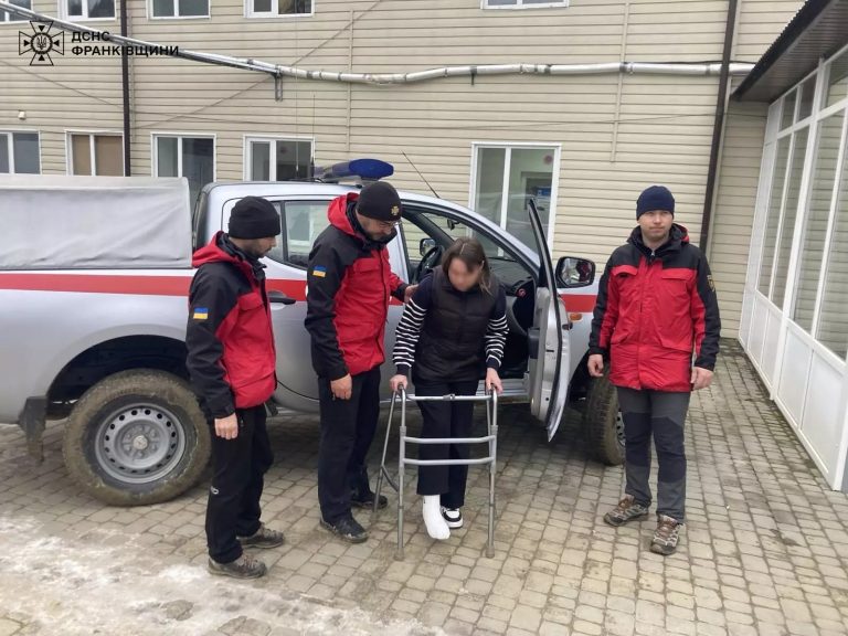Гірські рятувальники транспортували важкохвору жительку Верховинщини до медиків (ФОТО) 9 photo 5368808467344779096 w