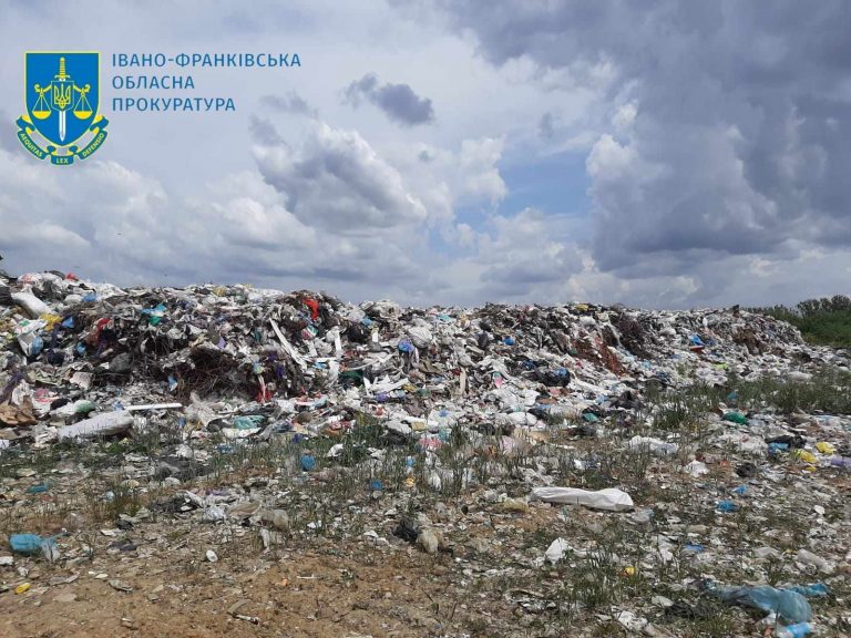 На Коломийщині чиновник зробив із земельної ділянки сміттєзвалище (ФОТО) 8 На Коломийщині чиновник зробив із земельної ділянки сміттєзвалище (ФОТО)