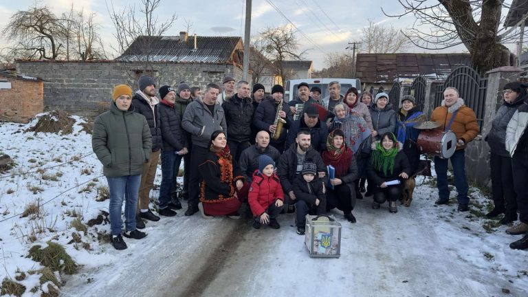 У селі Вістова мешканці заколядували понад 100 тисяч гривень для ЗСУ (ФОТО) 5 472399483 1005059831656053 4635756715808728149 n
