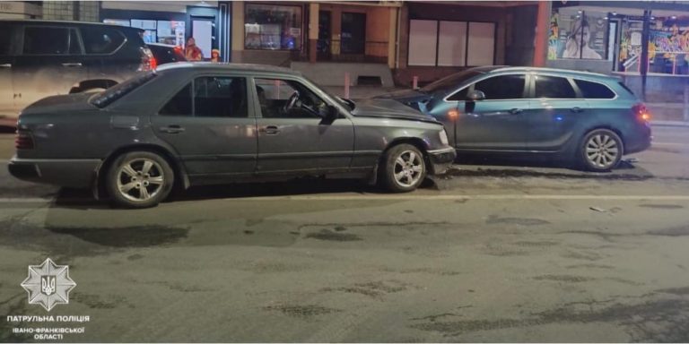 У Франківську зіткнулися автомобілі "Mercedes-Benz" та "Opel Astra"(ФОТО) 2 У Франківську зіткнулися "Mercedes-Benz" та "Opel Astra": хто винуватець ДТП (ФОТО)