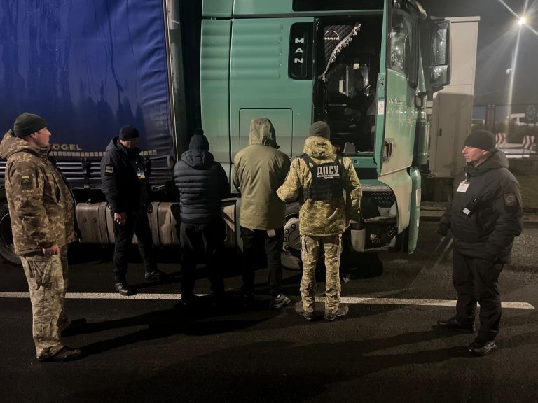 Житель Львівщини заліз під вантажівку, щоб виїхати за кордон (ФОТО) 8 Житель Львівщини заліз під вантажівку, щоб виїхати за кордон (ФОТО)