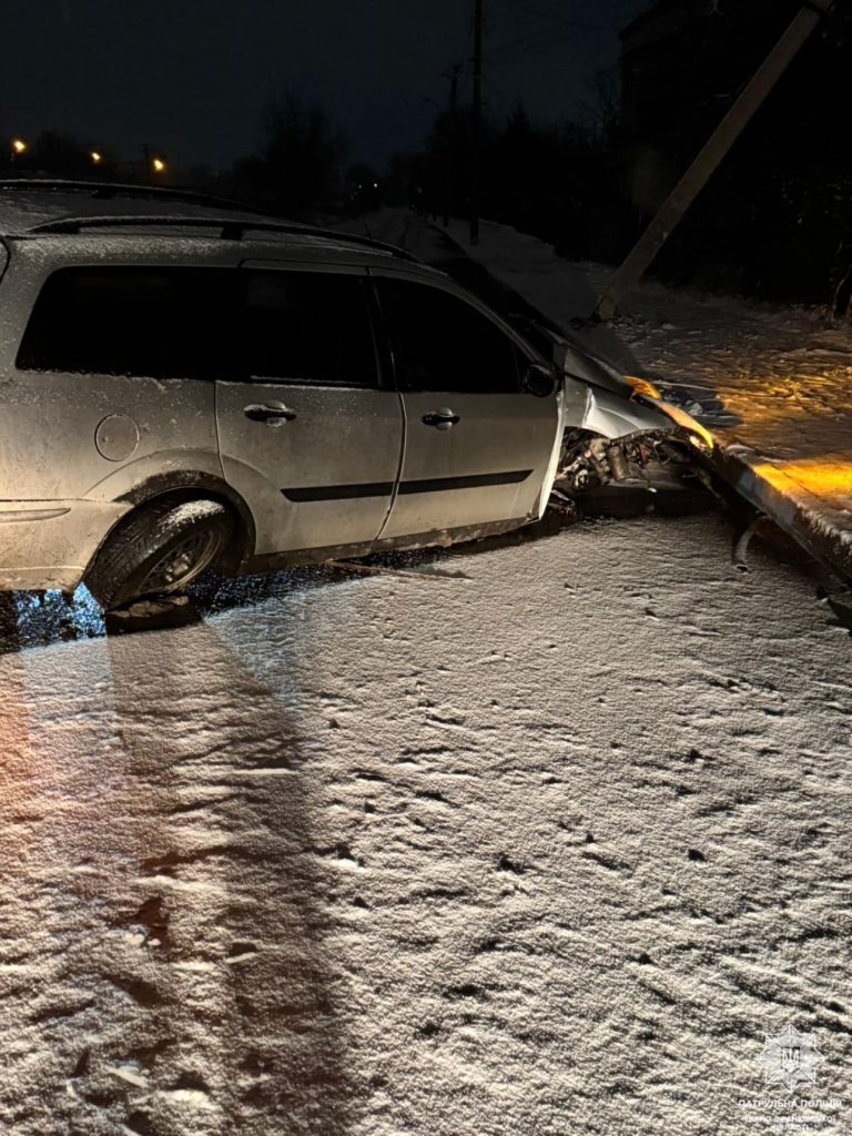 У Франківську п'яний водій автомобіля "Ford" врізався у стовп (ФОТО)