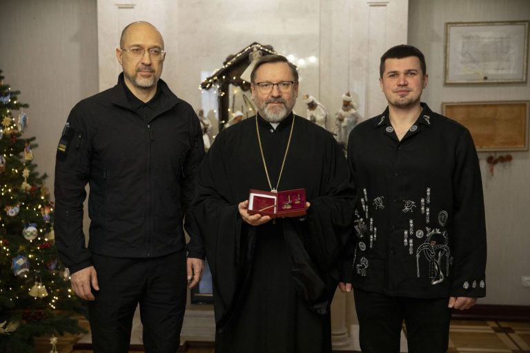 Денис Шмигаль вручив Блаженнішому Святославу орден «За заслуги» ІІІ ступеня (ФОТО) 10 Денис Шмигаль вручив Блаженнішому Святославу орден «За заслуги» ІІІ ступеня (ФОТО)