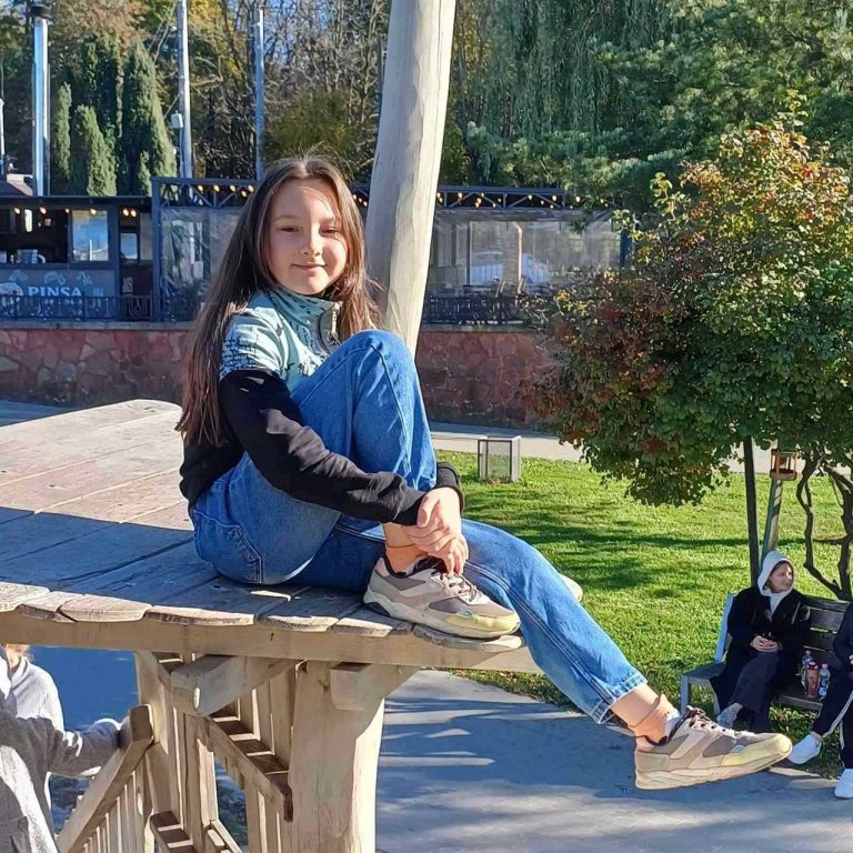 У Франківську шукають люблячих батьків для 10-річної дівчинки (ФОТО)