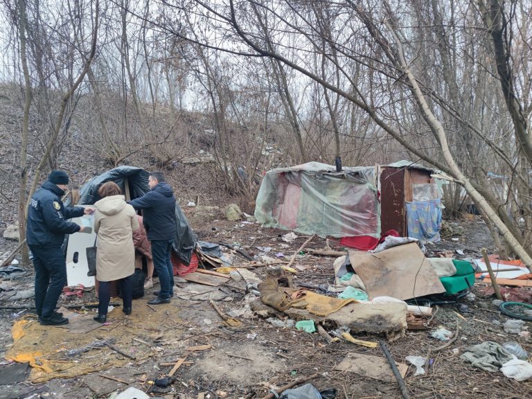 На Тернопільщині родина з п'ятьма дітьми живе у "халабуді" біля лісу (ФОТО)