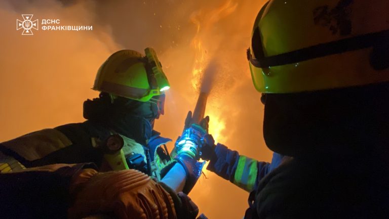 Атака шахедами Прикарпаття: рятувальники гасили пожежу на двох локаціях (ФОТО) 3 Атака шахедами Прикарпаття: рятувальники гасили пожежу на двох локаціях (ФОТО)
