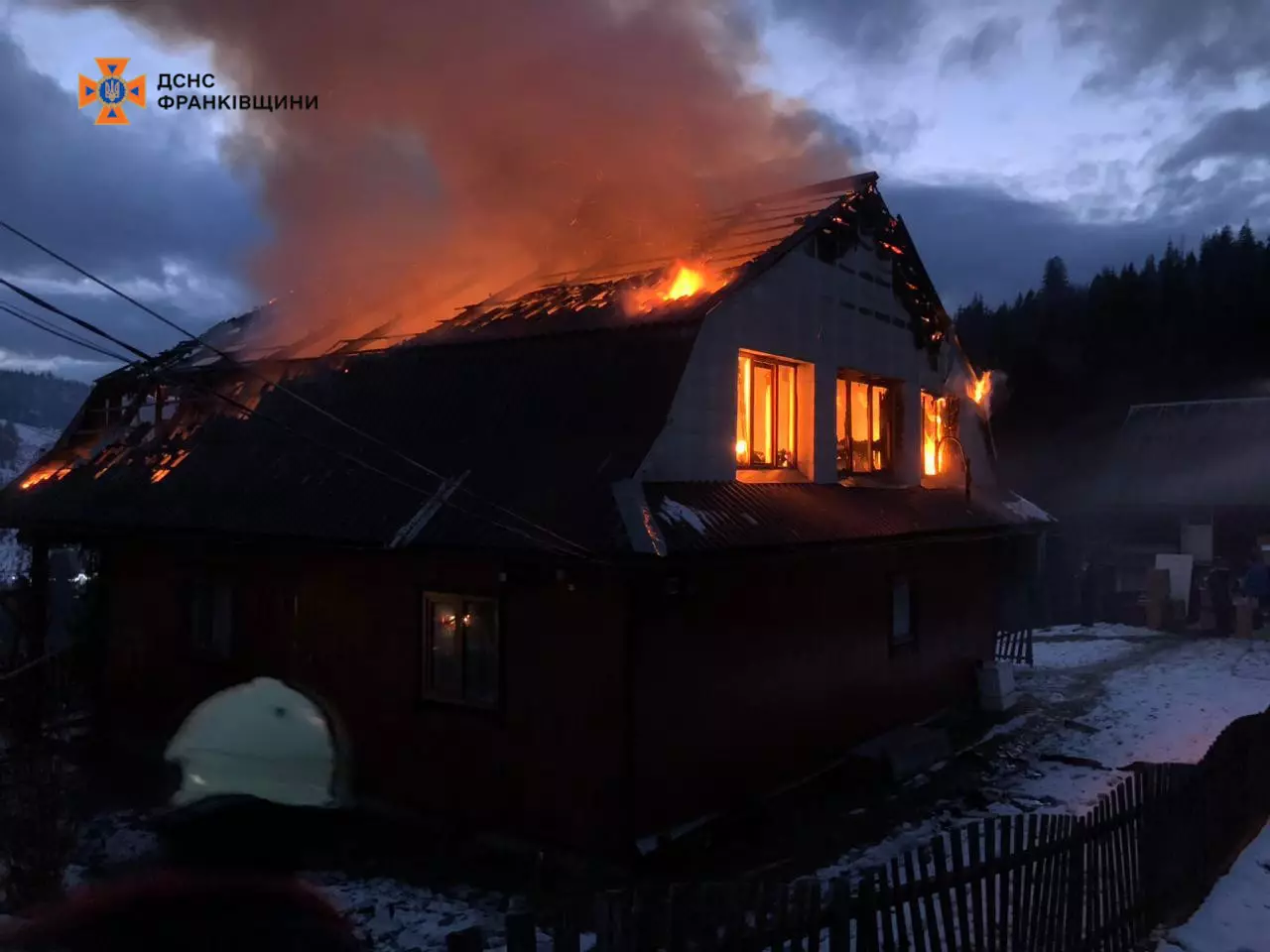 У Поляниці горів житловий будинок з мансардною надбудовою (ФОТО)