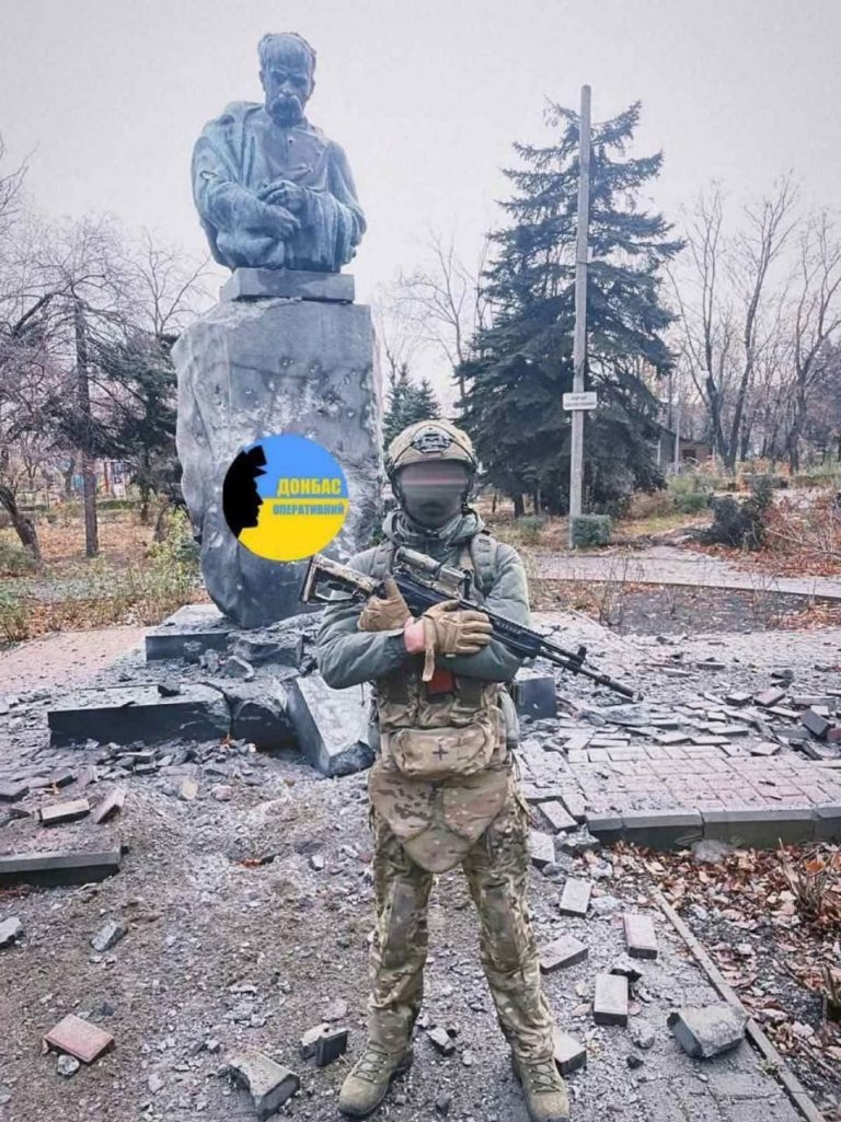 У Новогродівці окупанти обстріляли пам’ятник Тарасу Шевченку, який подарував Калуш (ФОТО)