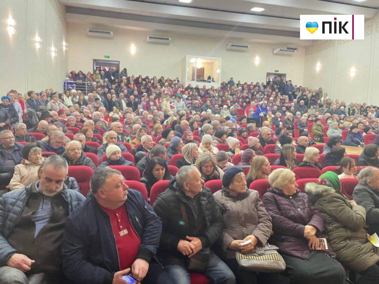 У Калуші сотні людей прийшли на громадські слухання щодо підняття тарифів на воду (ФОТО) 7 У Калуші сотні людей прийшли на громадські слухання щодо підняття тарифів на воду (ФОТО)