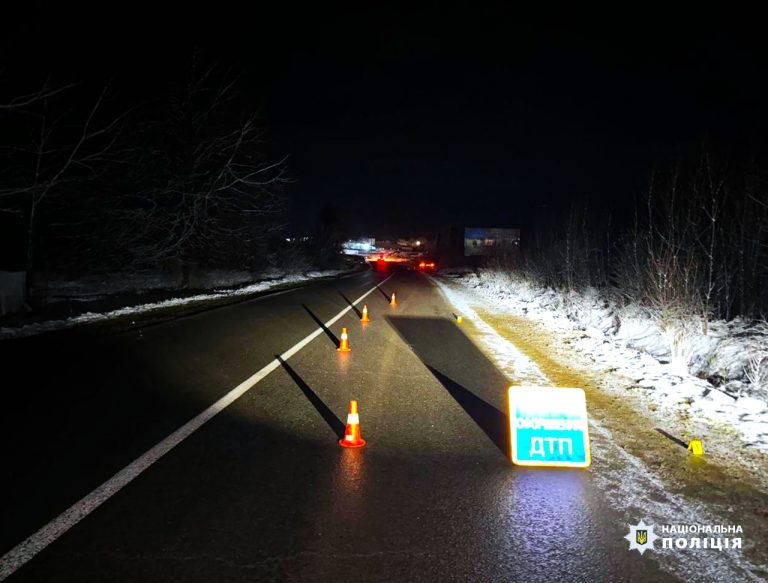 У Косові п'яний водій з'їхав з дороги та збив жінку, яка йшла по узбіччі (ФОТО) 2 У Косові п'яний водій з'їхав з дороги та збив жінку, яка йшла по узбіччю (ФОТО)