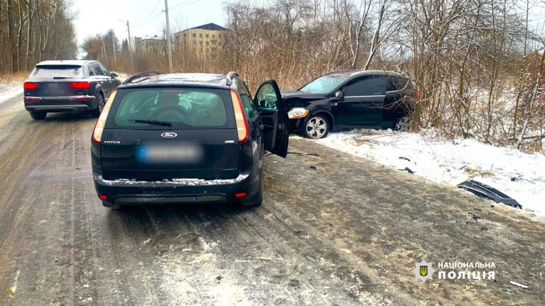 У Калуші водійка "Форд Куга" зіткнулася з двома авто: є постраждалі (ФОТО) 10 У Калуші водійка "Форд Куга" зіткнулася з двома авто: є постраждалі (ФОТО)
