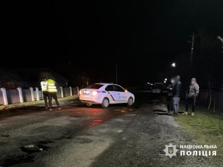Лежав на дорозі: у Бурштинській громаді під колесами авто загинув чоловік (ФОТО)