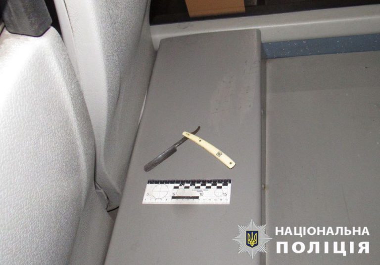 У Києві чоловік у маршрутці вдарив бритвою неповнолітнього: причина конфлікту (ФОТО) 12 У Києві чоловік у маршрутці вдарив бритвою неповнолітнього: причина конфлікту (ФОТО)