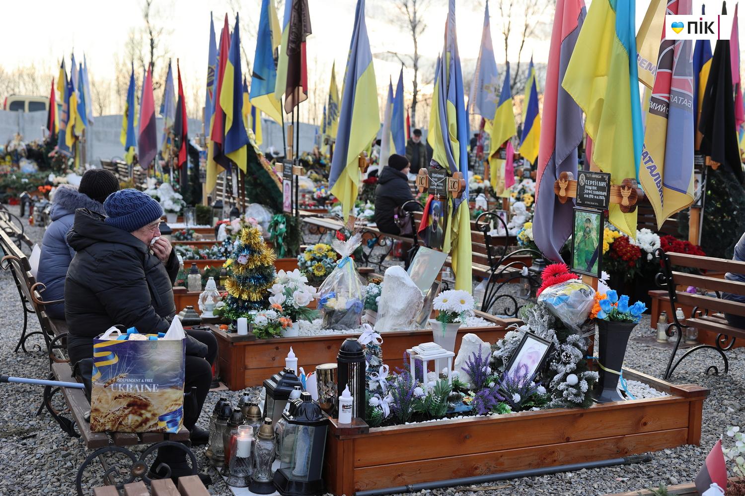 "Тиха коляда": на Франківському кладовищі вшанували пам'ять полеглих воїнів (ФОТО) 3 IMG 7779 resize