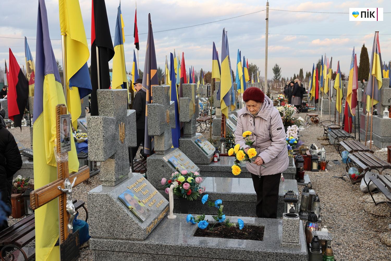 "Тиха коляда": на Франківському кладовищі вшанували пам'ять полеглих воїнів (ФОТО) 5 IMG 7800 resize