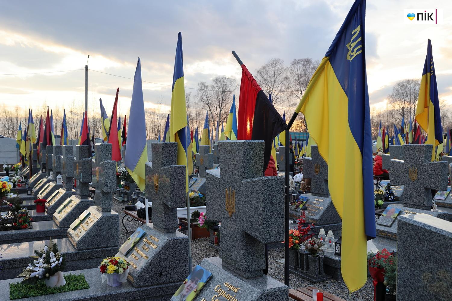 "Тиха коляда": на Франківському кладовищі вшанували пам'ять полеглих воїнів (ФОТО) 8 IMG 7939 resize