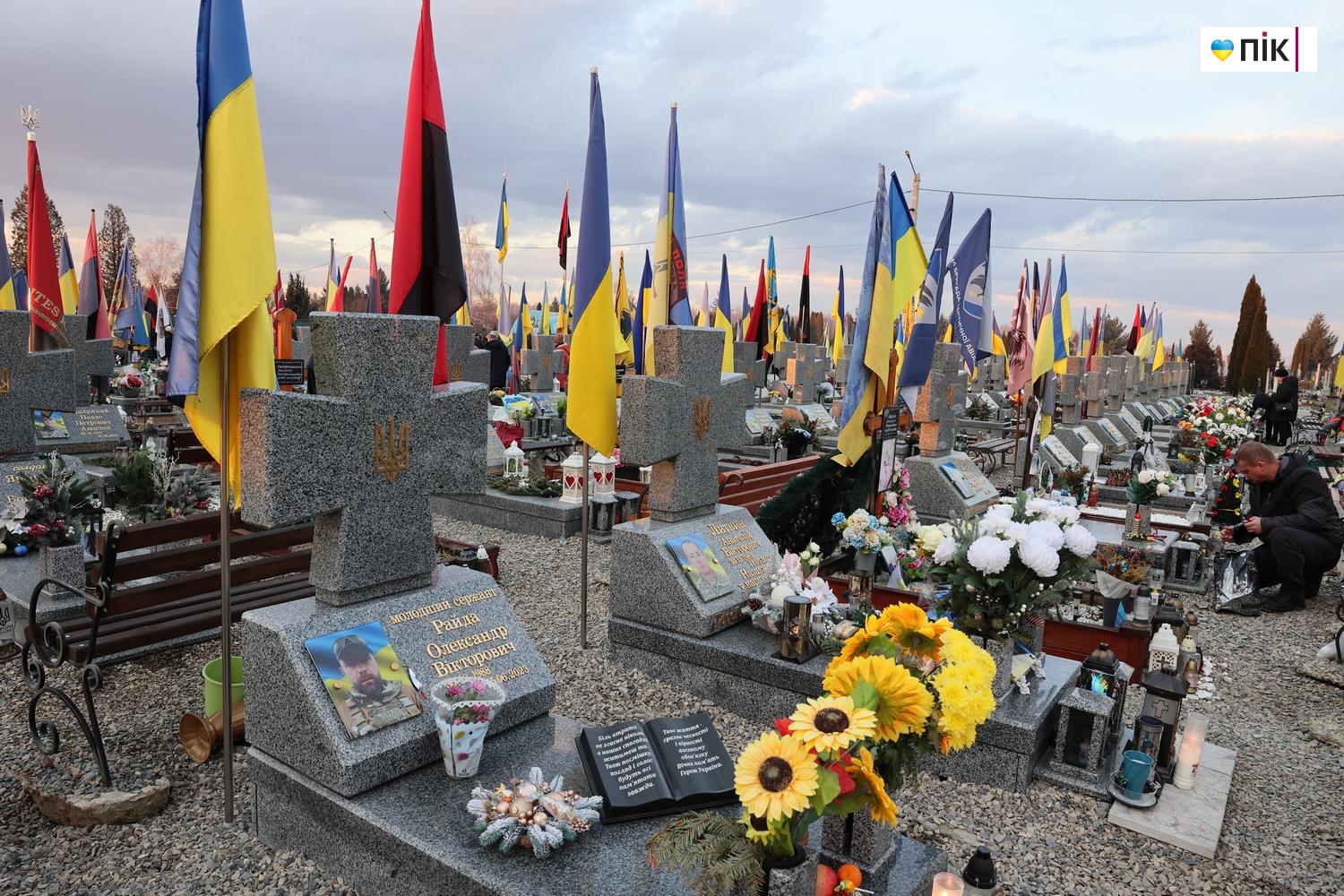 "Тиха коляда": на Франківському кладовищі вшанували пам'ять полеглих воїнів (ФОТО) 10 IMG 7962 resize